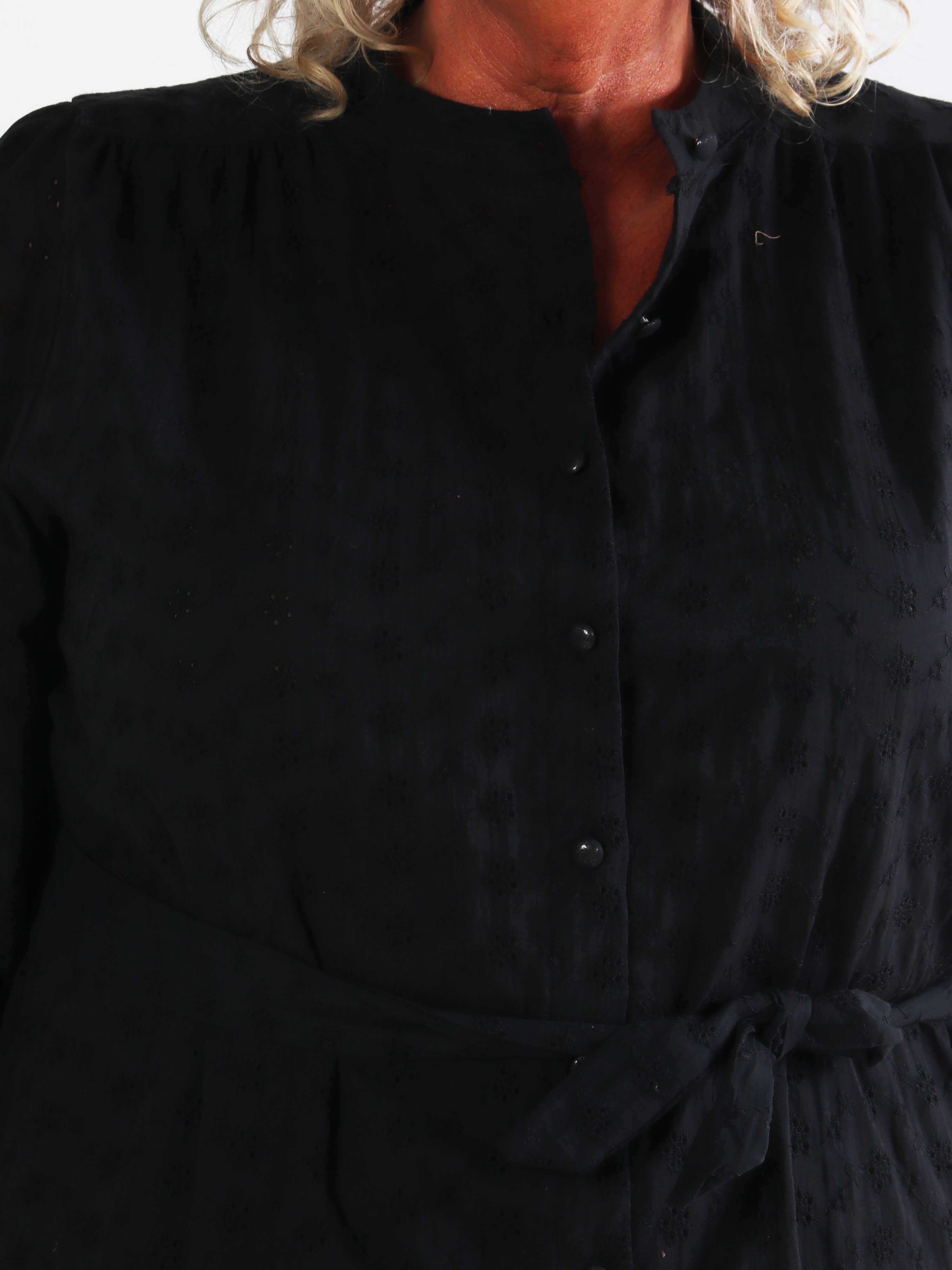 Soffie - Plus size tunikakjole i viskose med smukke broderie anglaise-detaljer